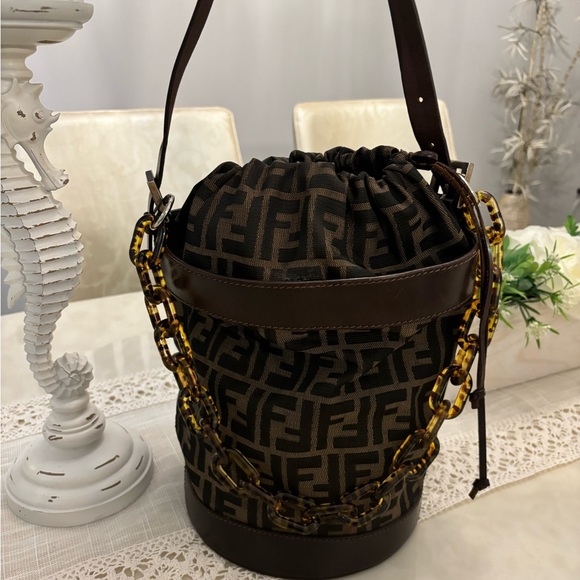 Fendi vintage bucket bag. Great condition. No recepit - Picture 2 of 8